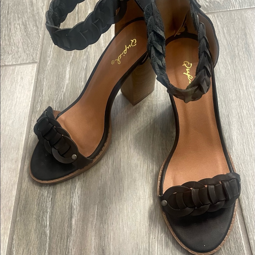 Qupid Heels. Black and Tan